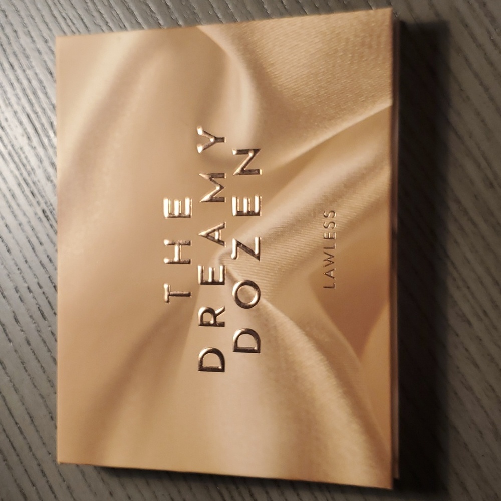 Lawless the dreamy dozen eyeshadow palette